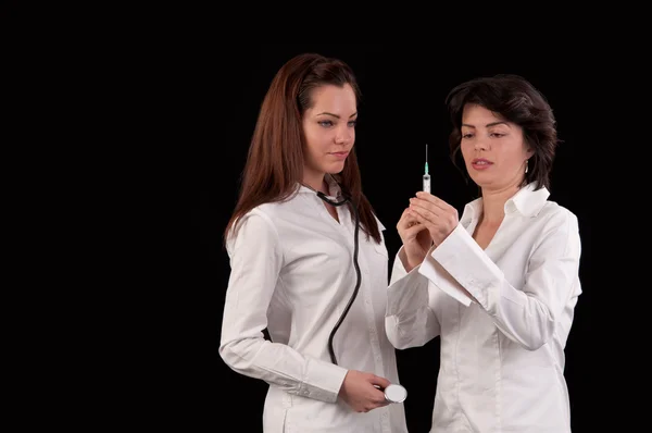 Female doctor and hurse preparing to give an injection — Stock Photo, Image