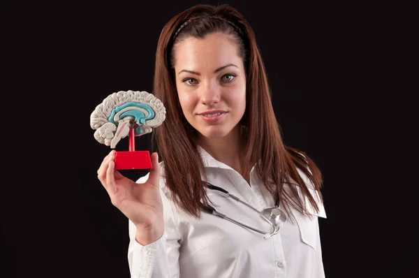 Medic vrouw met een menselijk brein model tegen zwarte achtergrond — Stockfoto