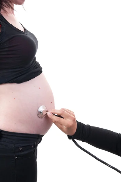Kontrola těhotných ženách bříško s stetoskop, poslouchat th — Stock fotografie