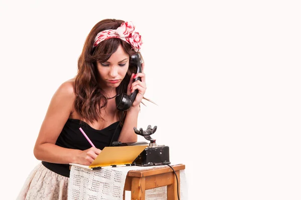 Bella e moda giovane donna con un look retrò parla a un — Foto Stock