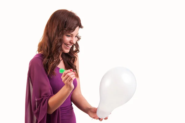 Glückliches junges Mädchen wird einen Ballon mit einem Pfeil auf whit brechen — Stockfoto