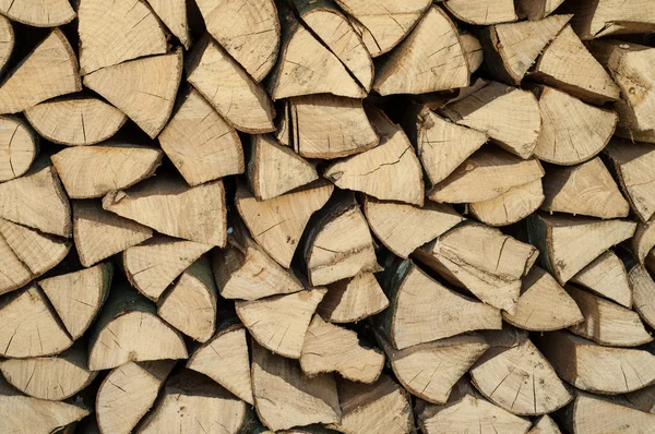 Pile de bois de chauffage haché motif abstrait, texture de fond — Photo