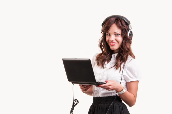 Strzał studio, kobieta pracuje na laptopie i słuchać — Zdjęcie stockowe