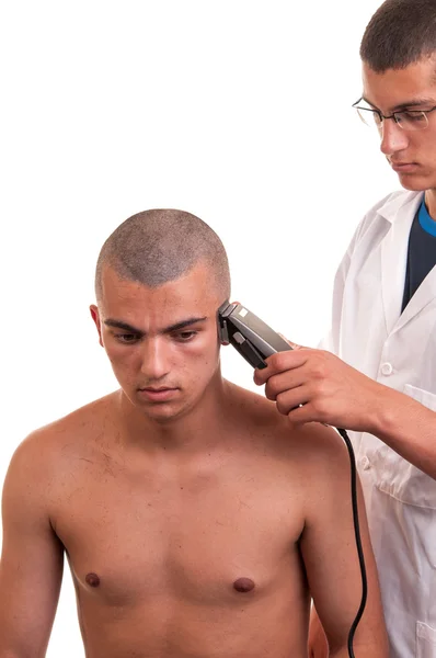 Fryzjer cięcia włosy maszynką na białym tle — Zdjęcie stockowe