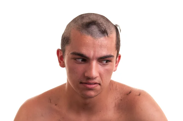Joven está decepcionado de que el barbero por error corte mal h — Foto de Stock