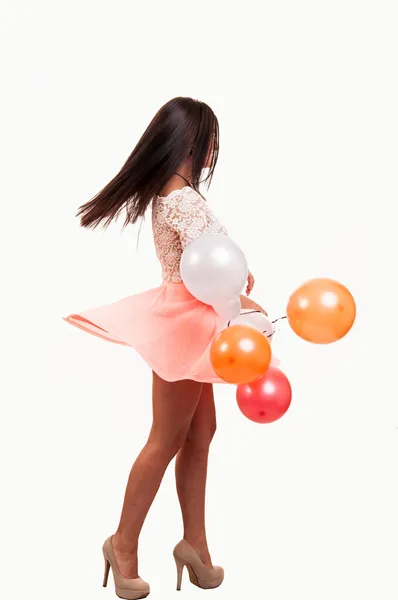 Full längd ung kvinna med rosa ballonger som present för birt — Stockfoto