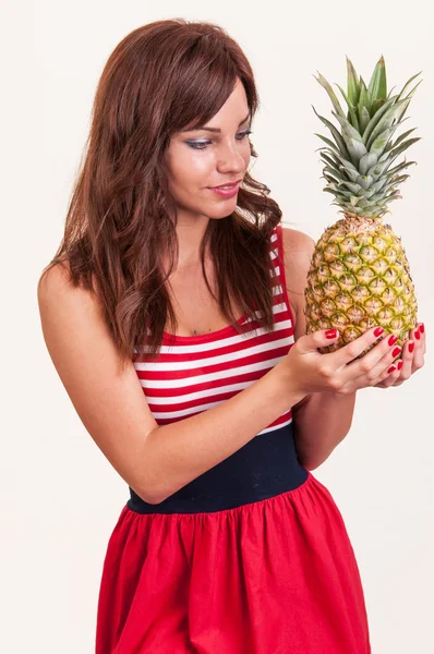 Glückliche Frau mit frischen Ananasfrüchten — Stockfoto