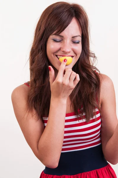 Bella giovane donna, ridendo e mangiando limone fresco — Foto Stock