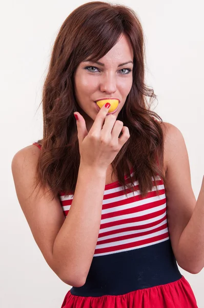 Närbild ung kvinna äta citrusfrukter — Stockfoto