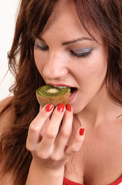Hälsosam livsstil - porträtt av unga vackra kvinnan äter en p — Stockfoto