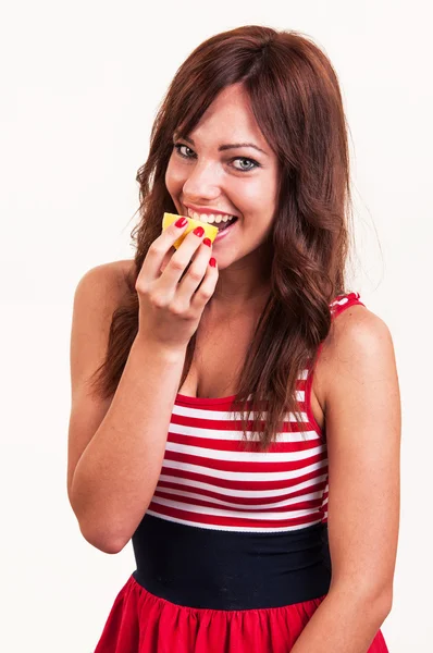 Portrait de belle jeune femme, elle mange du citron frais — Photo