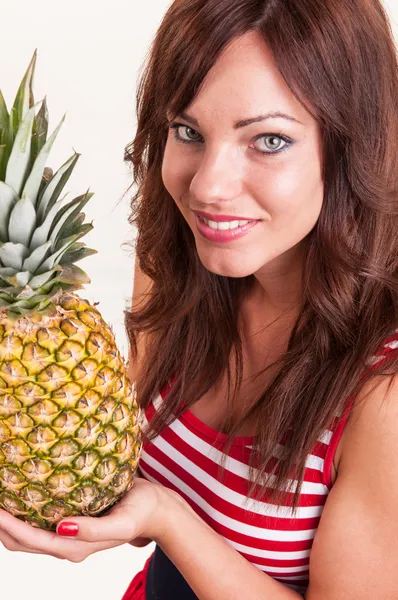 Porträtt av ung vacker kvinna visar ananas — Stockfoto