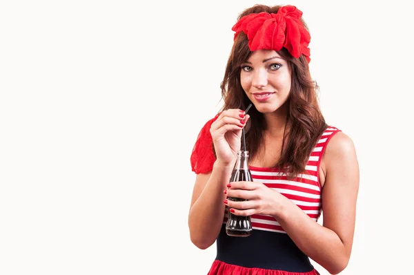 Uma jovem menina bonita à moda antiga, beber refrigerante através de uma palha — Fotografia de Stock