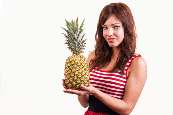 Junge fröhlich lächelnde gesunde und fröhliche Frau mit großer Ananas — Stockfoto