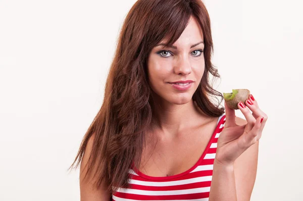 Mooie vrouw met een stuk voor kiwi in haar hand - gezonde lifes — Stockfoto