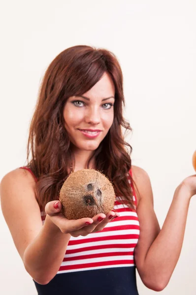 Schöne junge Frau bietet Kokosnuss statt Grapefruit an — Stockfoto
