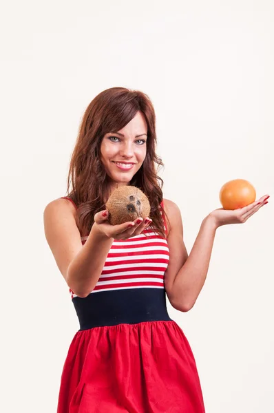 Gyönyörű fiatal nő kínál a kókusz helyett grapefruit — Stock Fotó