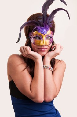 güzel bir genç kadın güzelliği mor gizemli v altında gizler