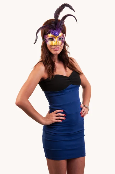 Mooie jonge vrouw poseren in een paarse carnaval masker, masquera — Stockfoto