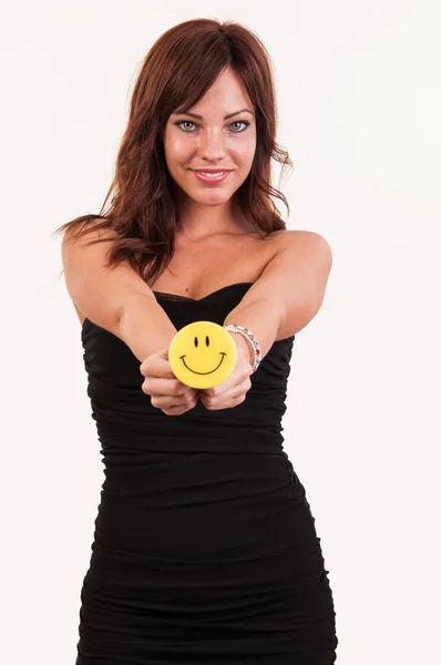 Hermosa mujer joven sosteniendo objeto con sonrisa feliz —  Fotos de Stock