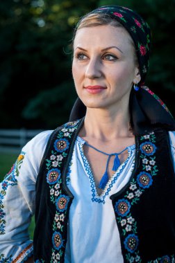 geleneksel kostüm poz genç güzel şarkıcı, yakın çekim