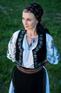 genç güzel şarkıcı geleneksel kostüm, Romen f poz