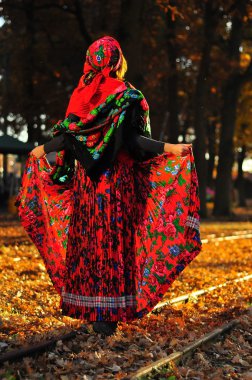 romantik genç Çingene Kadın giysi çeker ve railr üzerinde yürüyor