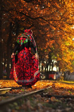 kee için çalışırken demiryolu üzerinde yürüyen romantik genç Çingene Kadın