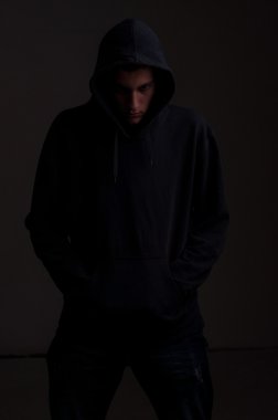 genç kızla kirli koyu gri duvara bakarak hoodie
