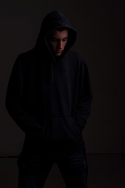 genç kızla kirli siyah duvara bakarak hoodie