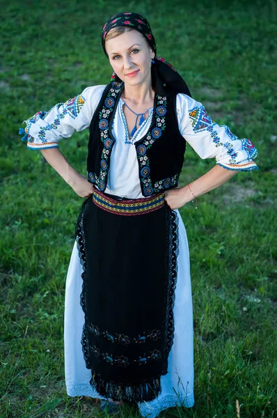 Full length portrait of young beautiful singer posing in traditi — Stock Photo, Image