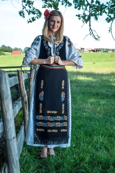 Volledige lengte van jonge mooie vrouw met rode bloem in het haar — Stockfoto