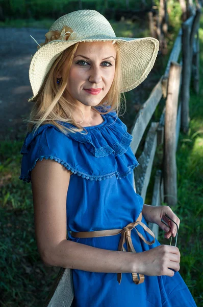 Linda chica sonriente en un sombrero de paja —  Fotos de Stock