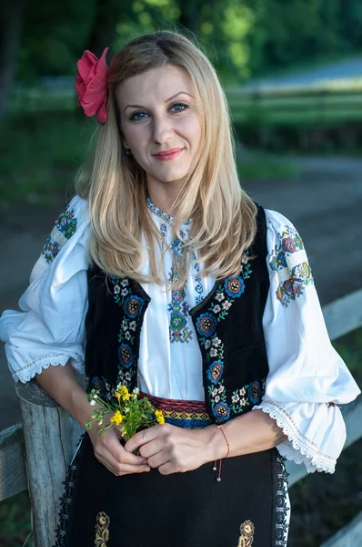 Geleneksel kostüm, rom poz çiçekli güzel şarkıcı — Stok fotoğraf