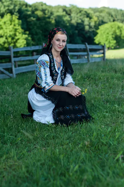 Portret van jonge mooie vrouw die zich voordeed in het Roemeens traditionele — Stockfoto