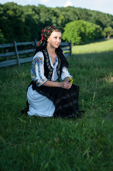 Portret van jonge mooie vrouw die zich voordeed in het Roemeens traditionele — Stockfoto