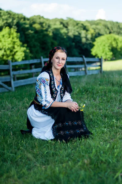 Retrato de jovem bela mulher posando em romeno tradicional — Fotografia de Stock