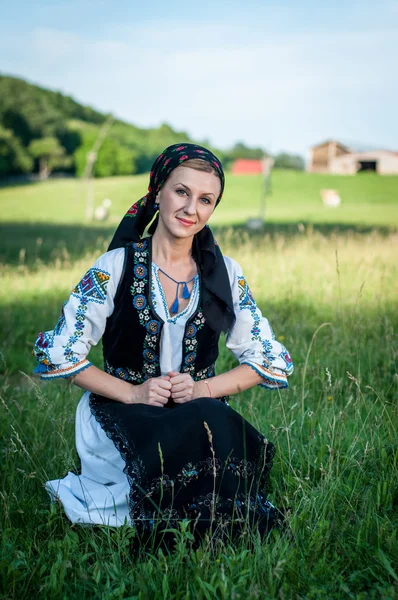 Joven hermosa cantante posando en traje tradicional, rumano f — Foto de Stock