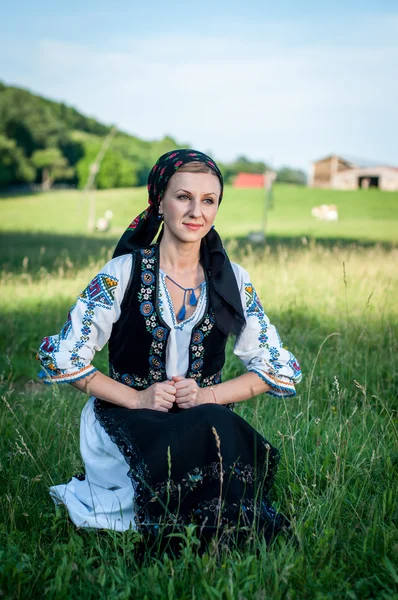 Jonge mooie singer poseren in klederdracht, Roemeense f — Stockfoto