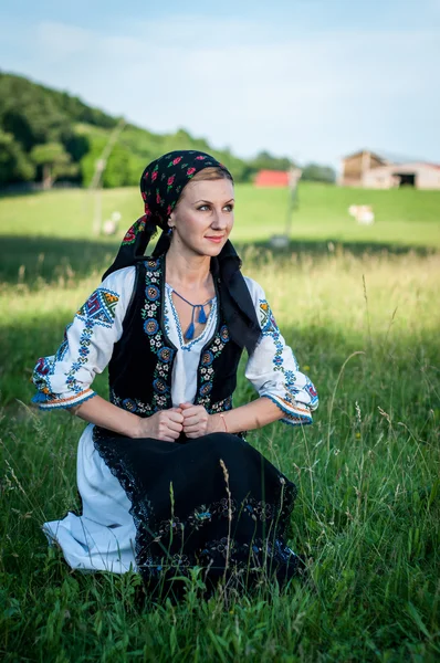 Jeune belle chanteuse posant en costume traditionnel, roumaine f — Photo