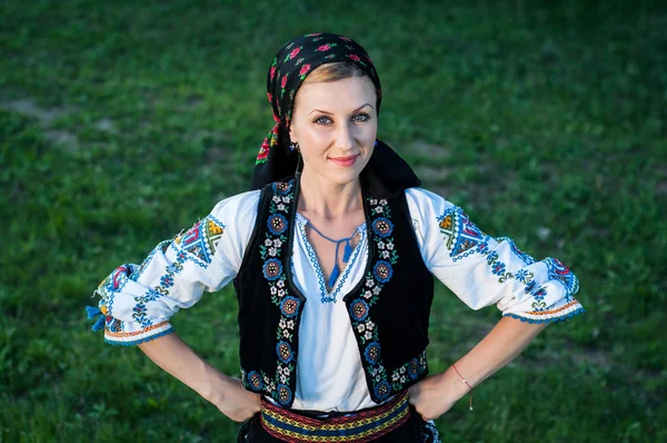 Young beautiful singer posing in traditional costume, romanian f — Stock Photo, Image