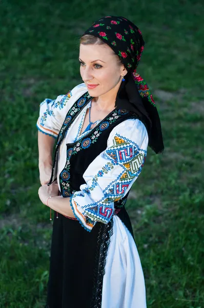 Young beautiful singer posing in traditional costume, romanian f — Stock Photo, Image