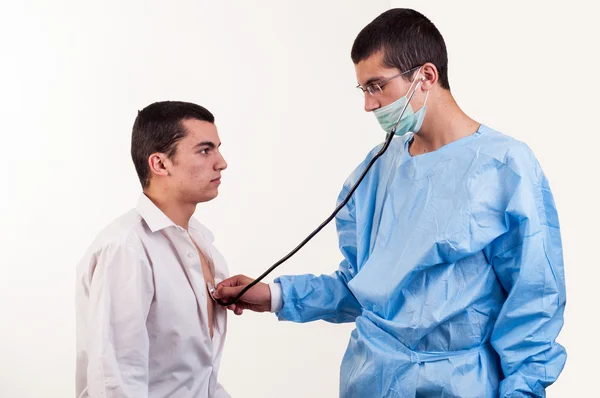 El médico examina a un paciente joven con estetoscopio —  Fotos de Stock