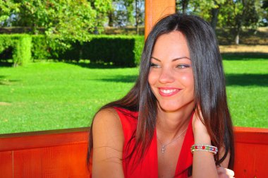 şık kıyafet açık ahşap gazeb oturan seksi kadın
