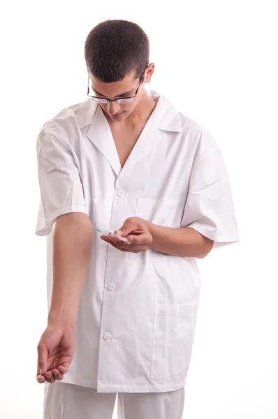 Zbliżenie młodego lekarza wstrzykiwanie leku w jego ramię — Zdjęcie stockowe