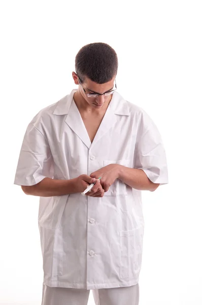 Nahaufnahme eines jungen Arztes, der ihm Medikamente in die Hand spritzt — Stockfoto