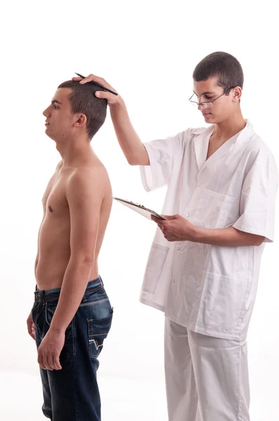 Check-up adolescente com o médico — Fotografia de Stock