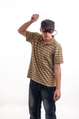 şapka ve güneş gözlüğü elinde bıçak, hırsız attac için istiyor