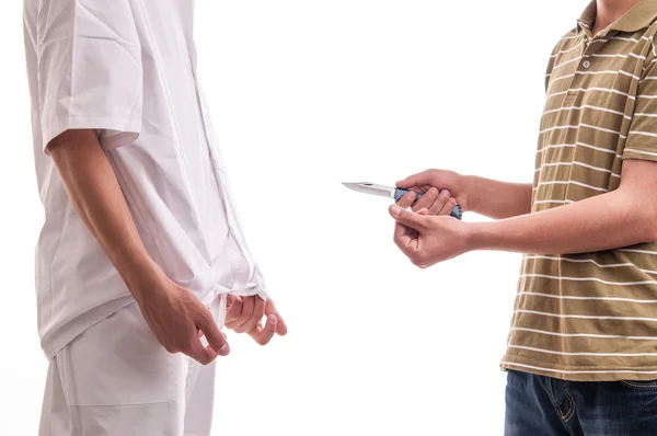 Nahaufnahme eines Mannes, der ein Messer in der Hand hält und einen Arzt bedroht — Stockfoto