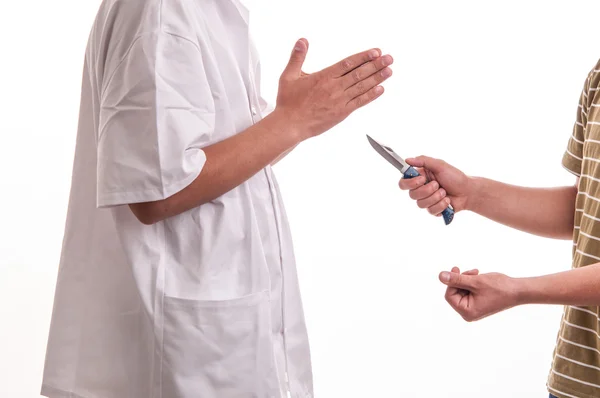 Närbild på man, med en kniv i hans händer, hotar en doc — Stockfoto